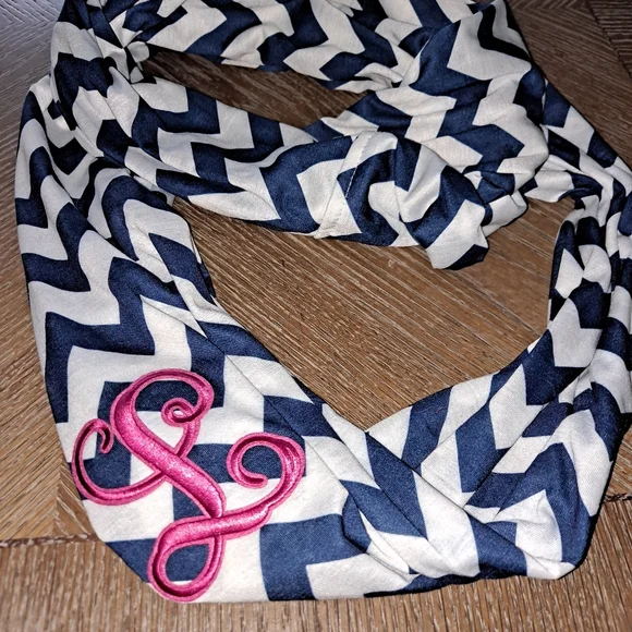 Monogram "L" scarf preppy Monogram scarf - Picture 2 of 13